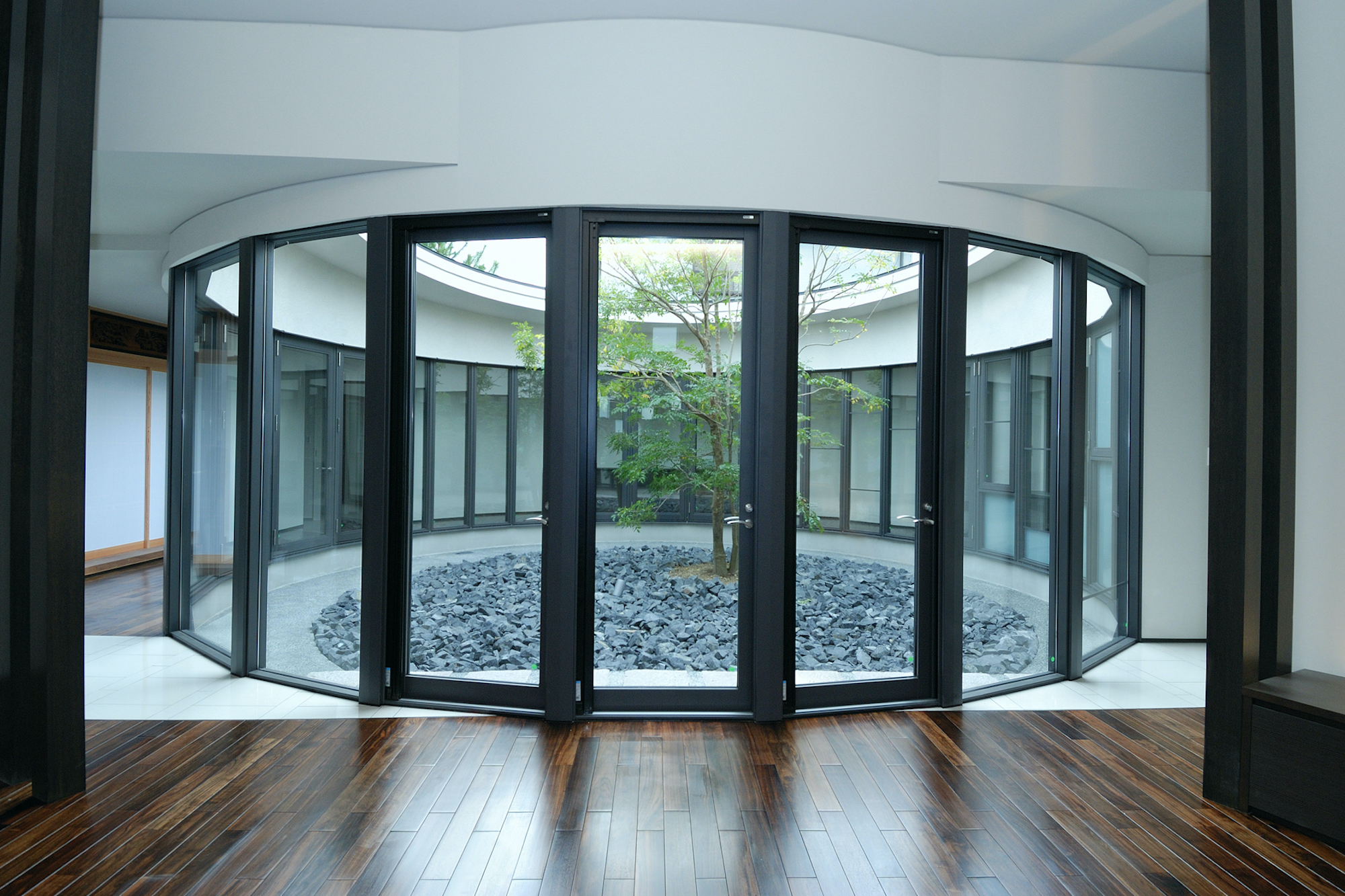 円の窓枠。 - Aichi Metal